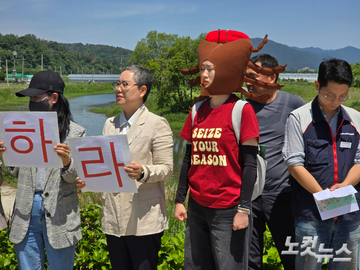 기자회견에서 순천만 상장인 칠게 캐릭터를 머리에 착용했다. 고영호 기자