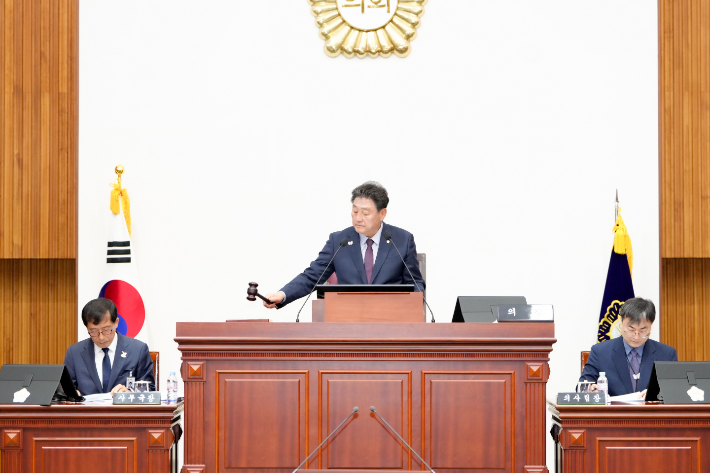 이동협 경주시의회의장이 정례회 제1차 본회의를 개회하고 있다. 경주시의회 제공