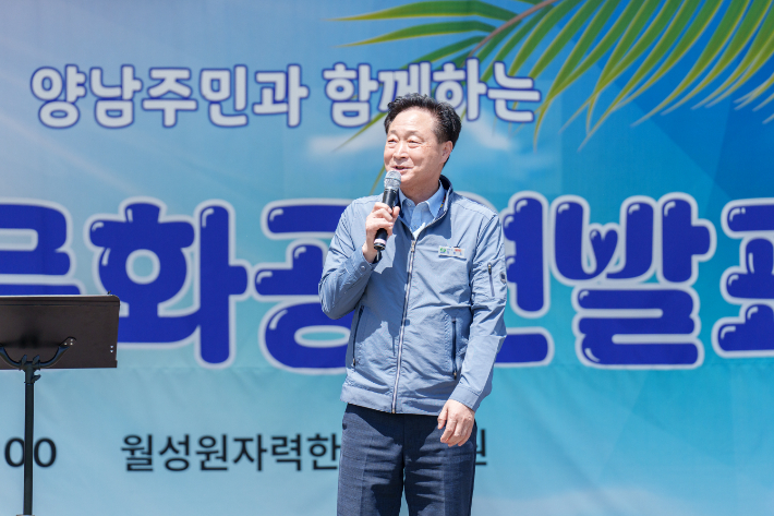 정원호 월성본부장이 제3회 양남면주민자치위원회 문화공연 발표회 및 주민화합 한마당 행사에서 인사말을 하고 있다. 월성본부 제공