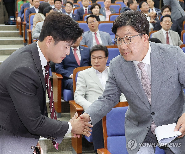 (서울=연합뉴스) 류영석 기자 = 국민의힘 김용태 비상대책위원장과 권성동 원내대표가 5일 서울 여의도 국회에서 열린 의원총회에 참석해 악수를 하고 있다.     권 원내대표는 이날 총회를 통해 원내대표직 사퇴 의사를 밝혔다. 2025.6.5 ondol@yna.co.kr 연합뉴스