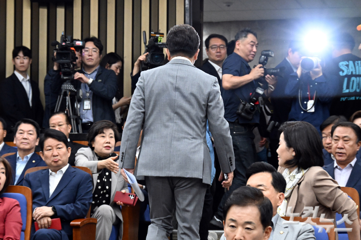 당권 싸움 골몰…이재명 정부에 꽃길 열어주는 野
