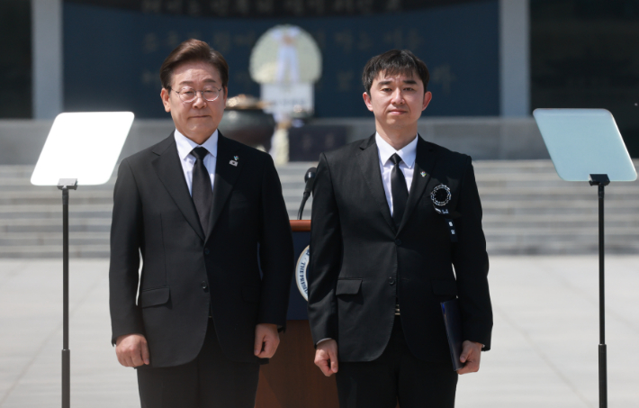 이재명 대통령이 6일 서울 동작구 국립서울현충원에서 열린 70회 현충일 추념식에서 지뢰 폭발로 부상을 입은 예비역 육군 병장 김희태 씨에게 국가유공자 증서를 수여한 뒤 기념촬영을 하고 있다. 연합뉴스