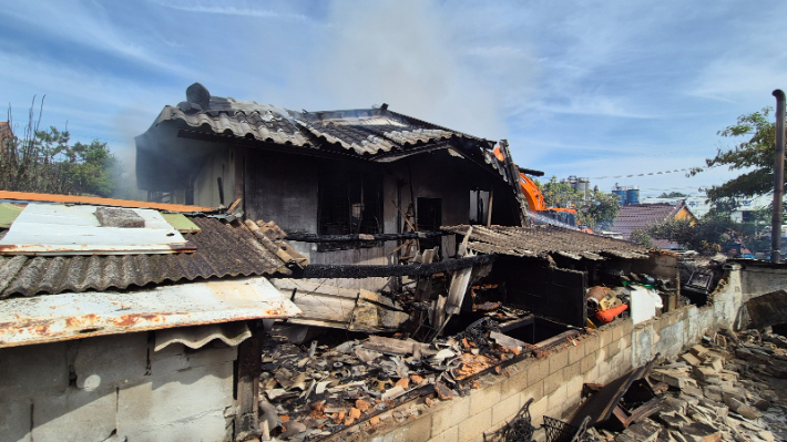 지난 5일 오후 12시 55분쯤 전북 김제시 흥사동의 한 단독주택에서 불이 나 약 2558만 원의 재산 피해가 발생했다. 전북소방본부 제공