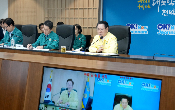김영록 전남지사가 5일 오후 이재명 대통령이 주재한 '안전치안 점검 화상회의'에 참석해 이재명 대통령에게 전남지역 현안을 건의하고 있다. 전라남도 제공 