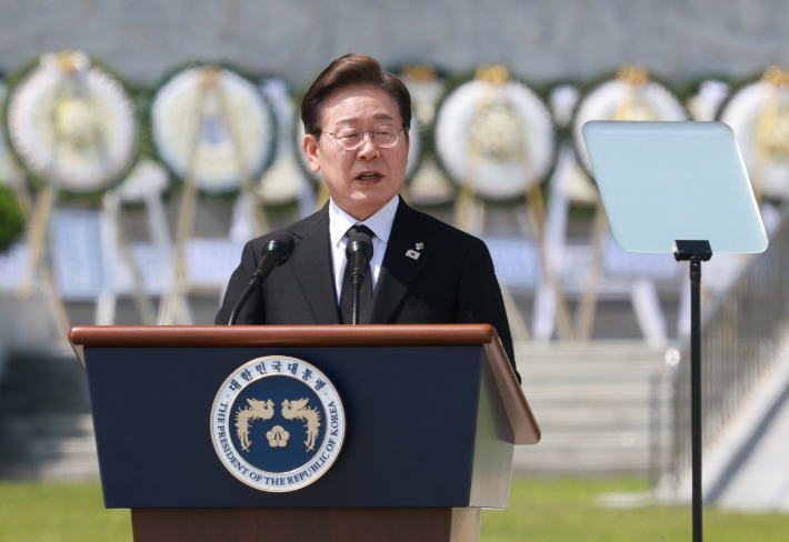 李대통령, 광복회 예산 '원상복구' 당부…전통시장 깜짝 방문도