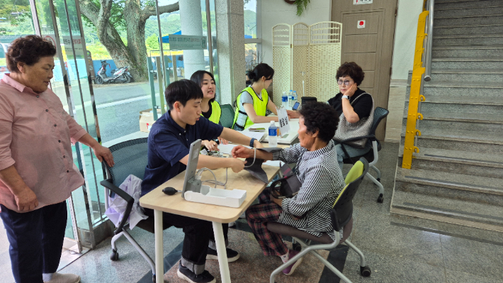 6일 전북 완주군 운주면 운주교회에선 전주 더온누리교회 전문의료선교팀이 주관하는 의료무료봉사가 진행됐다. 심동훈기자