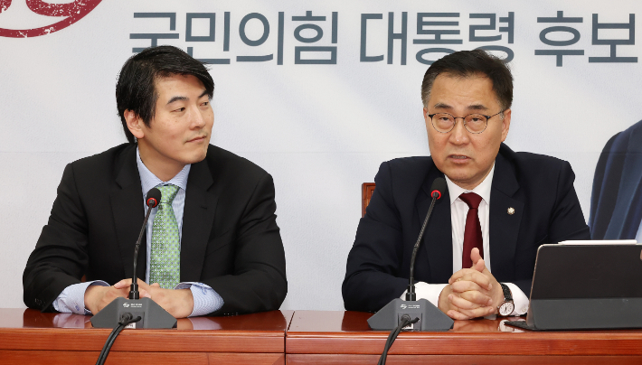 국민의힘 최형두 선거대책위원회 AI과학정책본부장(오른쪽)이 지난달 26일 국회에서 챗 GPT 개발사인 미국 오픈AI의 제이슨 권 최고전략책임자(CSO)와 회동하고 있다. 연합뉴스