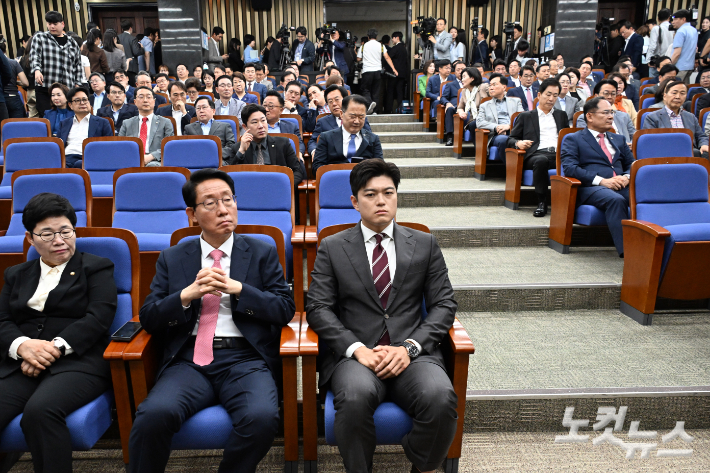 국힘 6년째 대행 체제…비대위원장 임기 놓고 사분오열