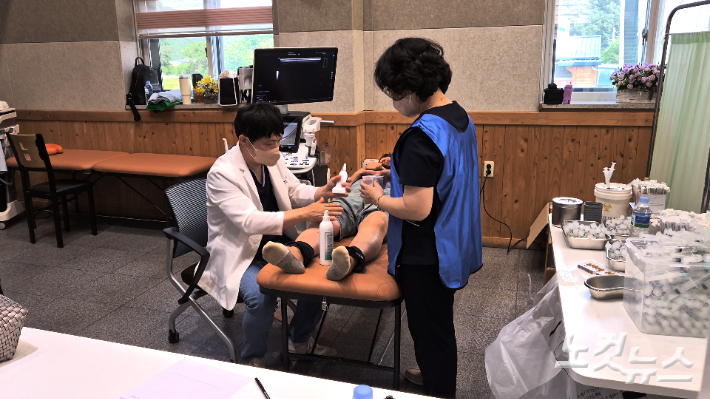6일 전북 완주군 운주면 운주교회에선 전주 더온누리교회 전문의료선교팀이 주관하는 의료무료봉사가 진행됐다. 심동훈 기자