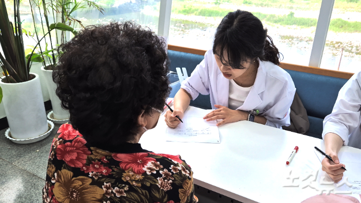 6일 전북 완주군 운주면 운주교회에선 전주 더온누리교회 전문의료선교팀이 주관하는 의료무료봉사가 진행됐다. 심동훈 기자