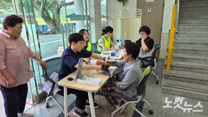 6일 전북 완주군 운주면 운주교회에선 전주 더온누리교회 전문의료선교팀이 주관하는 의료무료봉사가 진행됐다. 심동훈 기자