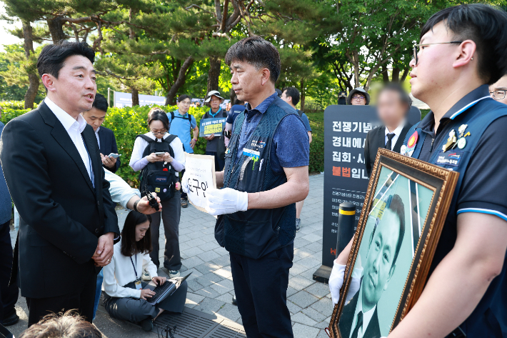 강훈식, 태안화력 희생자 故김충현씨 진상조사안 수령