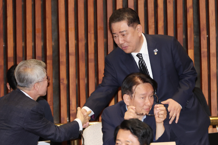 원내대표 출마 선언한 김병기 의원     (서울=연합뉴스) 김주성 기자 = 더불어민주당 원내대표 출마를 선언한 김병기 의원이 5일 서울 여의도 국회에서 열린 의원총회에서 민형배 의원과 대화하고 있다. 2025.6.5     utzza@yna.co.kr (끝)   <저작권자(c) 연합뉴스, 무단 전재-재배포, AI 학습 및 활용 금지> 연합뉴스