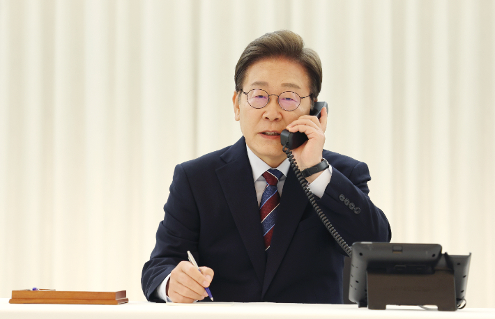 정상간 통화는 사흘만에…첫 국제무대 데뷔전은 언제?
