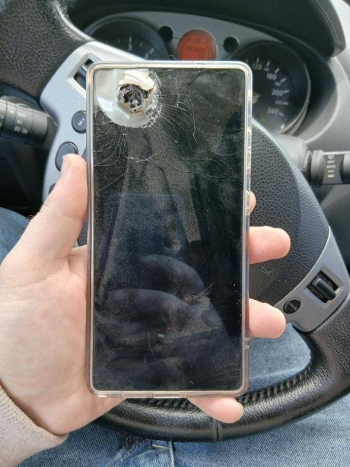 갤럭시 폰이 우크라 병사 살렸다?…"티타늄 케이스 덕분에"