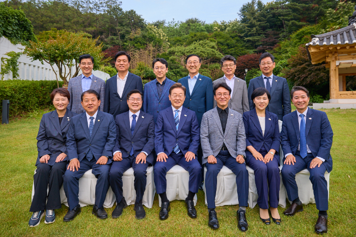 李대통령, 與지도부와 만찬…"국민 삶 나아지는 게 성공"