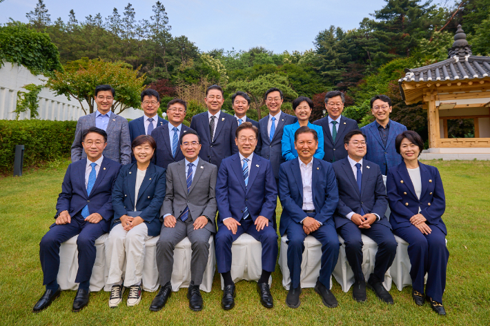 이재명 대통령이 7일 서울 한남동 관저에서 만찬에 참석한 더불어민주당 지도부 의원들과 기념촬영을 하고 있다. 대통령실 제공