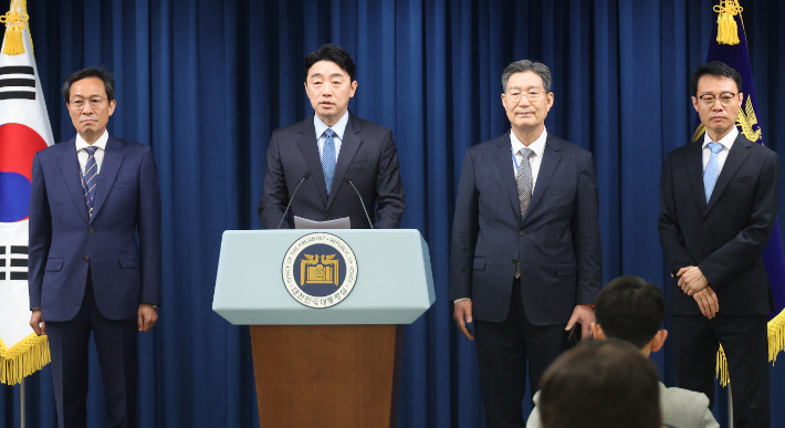 정무수석 우상호, 홍보수석 이규연, 민정수석 오광수