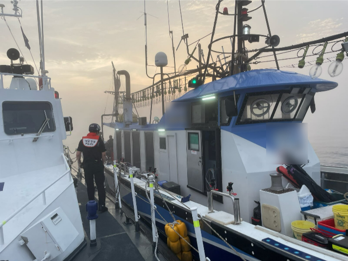 7일 경남 거제도 동쪽 21㎞ 해상에서 9.77t 낚시어선과 1만9992t 상선이 충돌했다. 부산해양경찰서 제공 