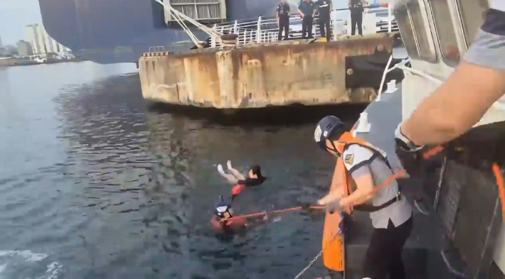 7일 부산 중구 중앙동 1부두 연안여객터미널 인근 해상에서 부산해경이 구조 작업을 벌이고 있다. 부산해양경찰서 제공 