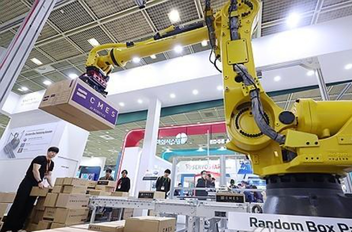 국내 기업 10곳 중 4곳 AI 도입…'생산성 늘고 운영비 줄어'