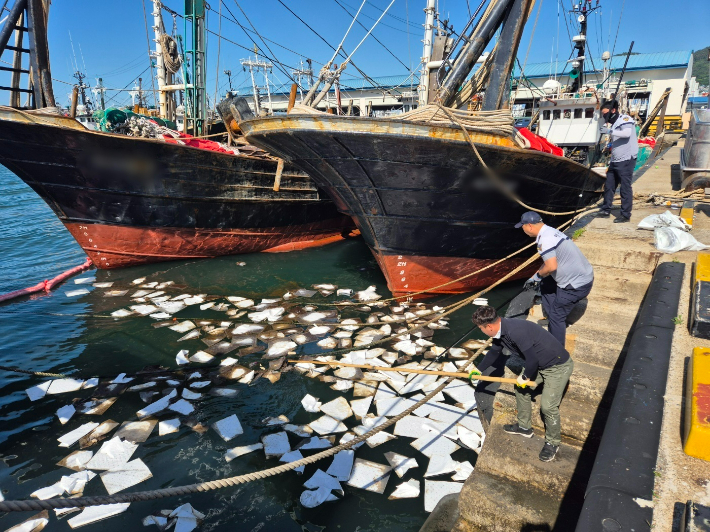 유류 방제작업을 하고 있다. 여수해경 제공