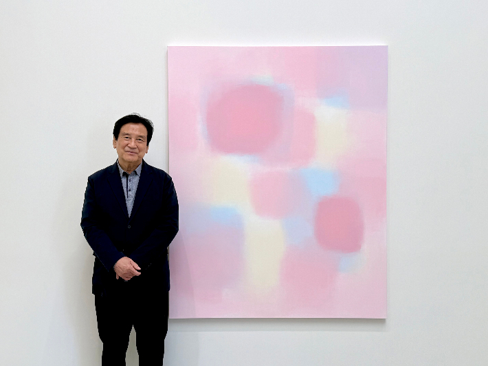 서승원 화백이 전시장에 걸려 있는 핑크톤의 작품 앞에서 포즈를 취하고 있다. PKM 갤러리 제공