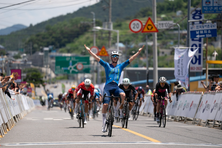 남해안 풍광 전 세계에 알렸다…'투르 드 경남' 553km 완주