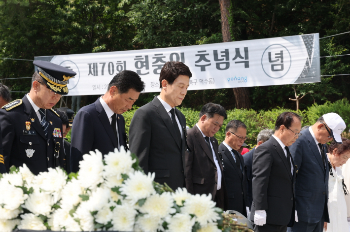 포항시는 지난 6일 덕수동 충혼탑 광장에서 순국선열과 호국영령의 숭고한 희생정신을 기리고 넋을 기리고 추모하는 제70회 현충일 추념식을 거행했다. 포항시 제공