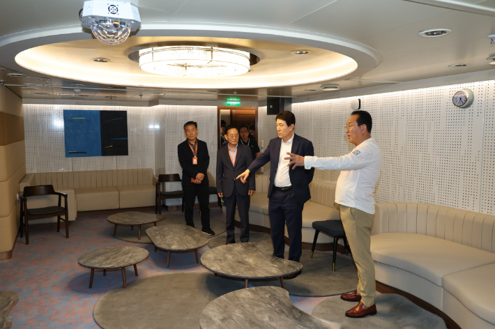 이강덕 포항시장은 관광객 안전과 크루즈 운항에 선사와 선원들의 각별한 노력을 당부했다. 포항시 제공