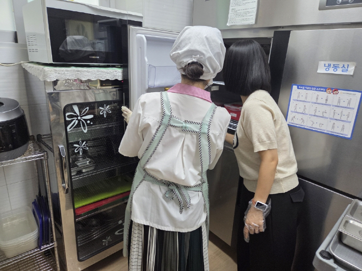 포항시가 지난 5일 어린이집 급식 위생을 점검하고 있다. 포항시 제공