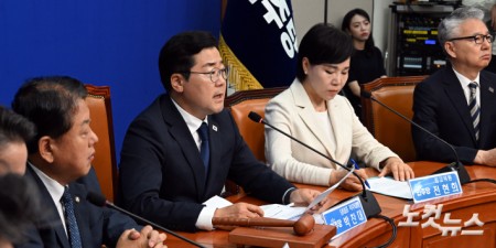 더불어민주당 박찬대 당대표 직무대행 겸 원내대표가 9일 서울 여의도 국회에서 열린 최고위원회의에서 발언을 하고 있다.