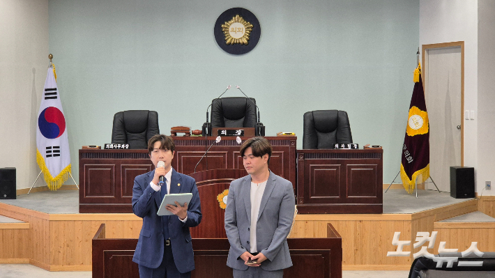 대구 남구의회 본회의장에서 기자회견 중인 이정현, 강민욱 남구의원. 곽재화 기자