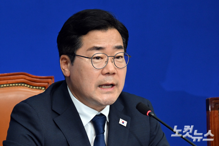 더불어민주당 박찬대 당대표 직무대행 겸 원내대표가 9일 서울 여의도 국회에서 열린 최고위원회의에서 발언을 하고 있다. 윤창원 기자