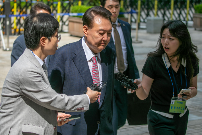 대선 후 첫 내란 재판 출석 尹…김건희 특검법 질문에 침묵