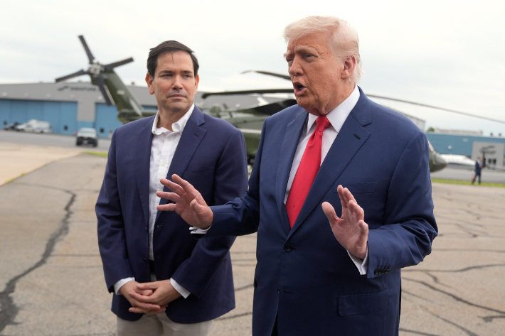 도널드 트럼프 미국 대통령(오른쪽). 연합뉴스