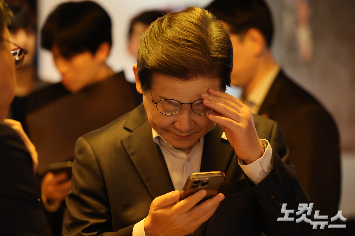 더불어민주당 이재명 대통령 후보가 노동절인 지난달 1일 오후 서울 종로구 삼일대로 한 식당에서 열린 민생시리즈2 <비전형 노동자 간담회>를 마치고 스마트폰을 보고 있다. 황진환 기자
