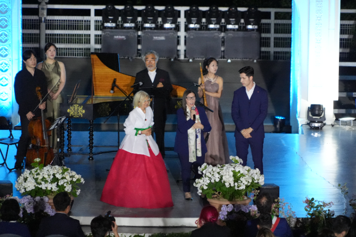 에밀리아 가토 주한이탈리아 대사가 개막식에 한복을 입고 참석했다. 춘천시 제공