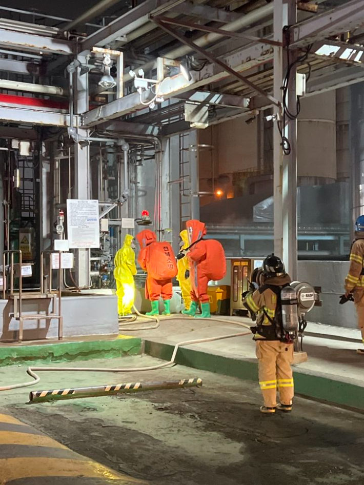 지난 8일 오후 10시 11분쯤 전북 군산시 소룡동의 한 종합화학기업 공장에서 염산 약 85리터가 누출됐다. 전북소방본부 제공