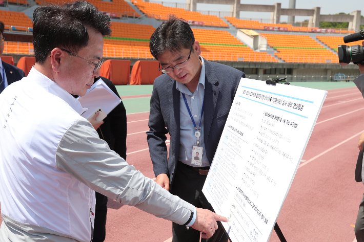 지난달 14일 육동한 춘천시장은 강원FC의 ACL 참가를 위한 경기장 실사를 앞두고 현장 점검에 착수했다. 춘천시 제공