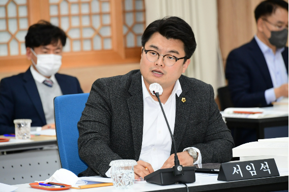 서임석 광주광역시의원(남구 1·더불어민주당)은 9일 광주시 소방안전본부에 대한 결산심사에서 최근 발생한 광산구 송정동 금호타이어 광주공장 대형 화재를 계기로, 산업단지 소방 체계를 바꿔야 한다고 제기했다. 광주시의회 제공