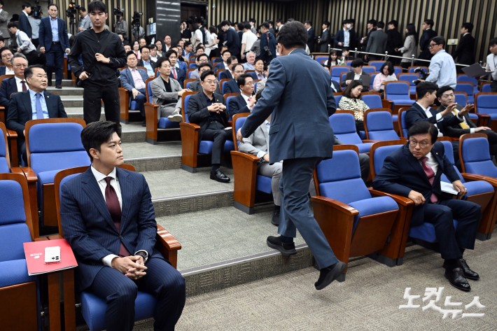 국민의힘 권성동 원내대표가 9일 서울 여의도 국회에서 열린 의원총회에서 발언을 마치고 의총장을 나서고 있다. (사퇴 의사를 밝힌 권 원내대표는 새 원내표가 선출될 때까지만 직무를 수행한다.)