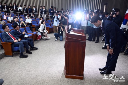 국민의힘 김용태 비상대책위원장이 9일 서울 여의도 국회에서 열린 당 의원총회에서 발언을 마치고 인사를 하고 있다.