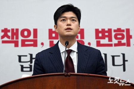 국민의힘 김용태 비상대책위원장이 9일 서울 여의도 국회에서 열린 당 의원총회에서 발언을 하고 있다.