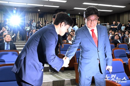국민의힘 김용태 비상대책위원장(왼쪽)과 원내대표직 사퇴 의사를 밝힌 권성동 원내대표가 9일 서울 여의도 국회에서 열린 의원총회에 참석하며 인사를 하고 있다.