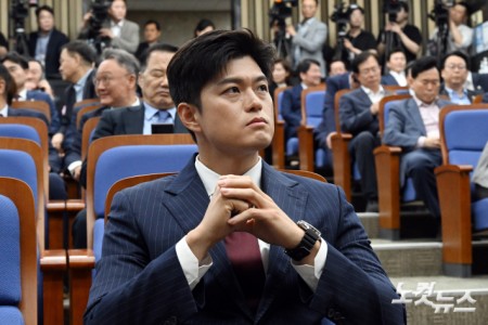 국민의힘 김용태 비상대책위원장이 9일 서울 여의도 국회에서 열린 당 의원총회에 참석하고 있다.