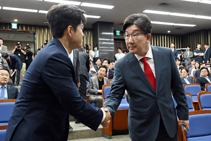 국민의힘 김용태 비상대책위원장(왼쪽)과 원내대표직 사퇴 의사를 밝힌 권성동 원내대표가 9일 서울 여의도 국회에서 열린 의원총회에 참석하며 인사를 하고 있다. 윤창원 기자