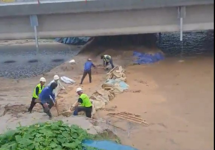 지난 2023년 7월 15일 붕괴 전 보수작업이 이뤄지고 있는 미호강 임시제방 현장 모습. 오송읍 주민 제공