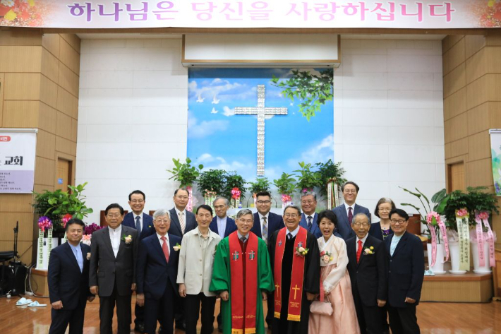  이민수 목사(오른쪽에서 네번째)가 예식 후 순서자들과 기념사진을 촬영했다. 홍천중앙교회 제공