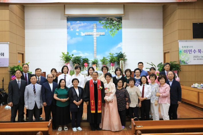 위임예식 후, 홍천중앙교회 교우들과 기념사진을 촬영하고 있다. 홍천중앙교회 제공